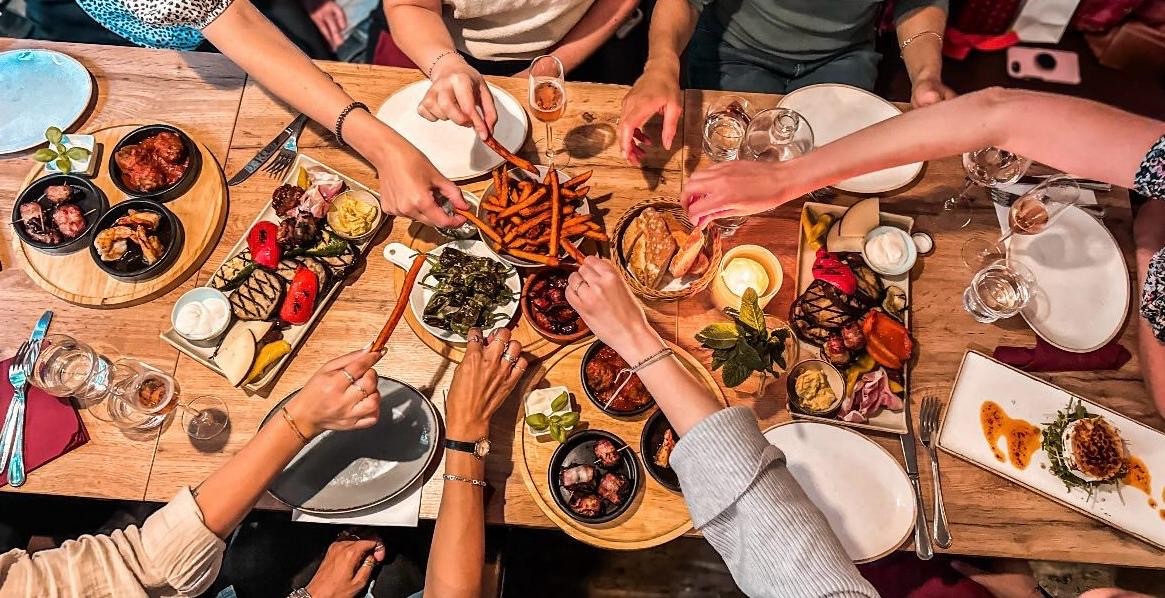Tapas werden am Tisch geteilt